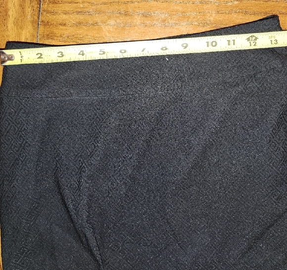 RAFFINALLA Elegant Black Textured Pencil Skirt - Picture 6 of 10